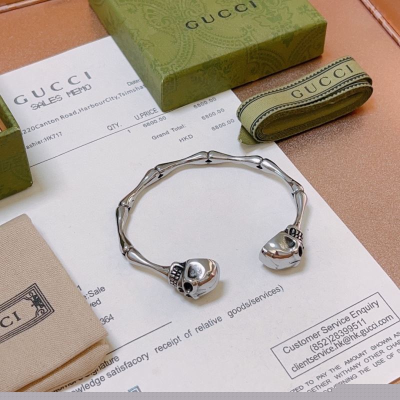 G*u*i bracelets